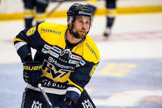 s Christoffer Persson värmer upp