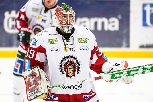 Frölundas målvakt Dan Bakala värmer upp