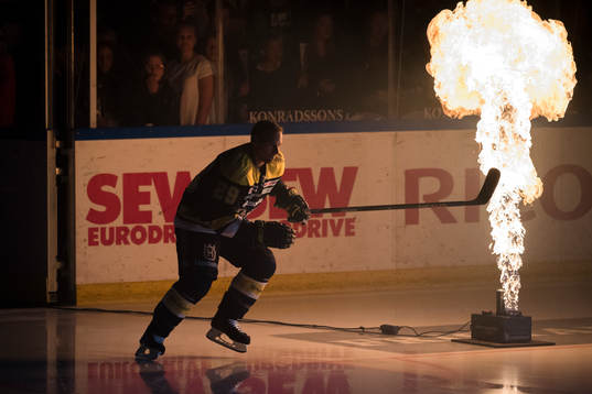 s Chris Abbott före träningsmatchen i ishockey mellan
