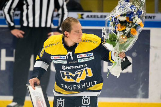 s Filip Sandberg uppmärksammas före träningsmatchen i
