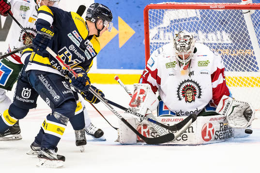 s Lias Andersson oroar framför Frölundas målvakt Johan