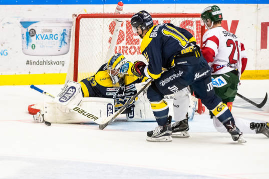 s målvakt Fredrik Pettersson-Wentzel sträcker ut och