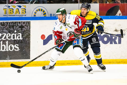 s Filip Sandberg i kamp om pucken
