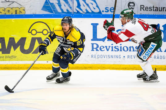 s Mattias Tedenby jagas av Frölundas Oscar Engsund