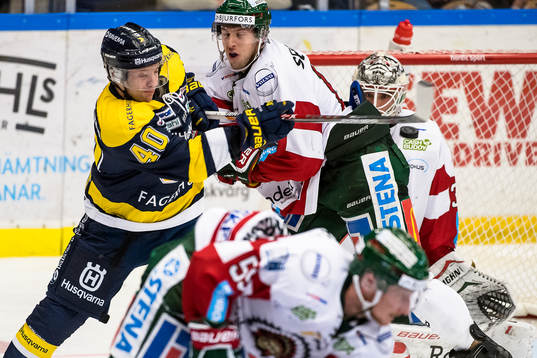 s Pär Arlbrandt försöker styra pucken