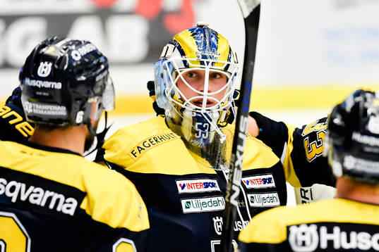 s målvakt Fredrik Pettersson-Wentzel jublar med