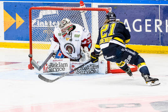 Frölundas målvakt Johan Gustafsson räddar ett avslut