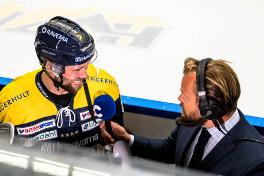 s Christoffer Persson blir intervjuad av Cmore reporter