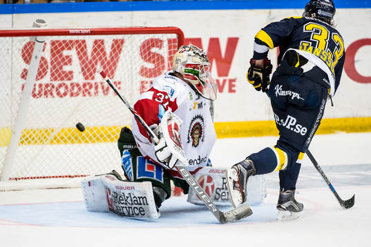 s Niklas Hansson sätter sin straff bakom Frölundas