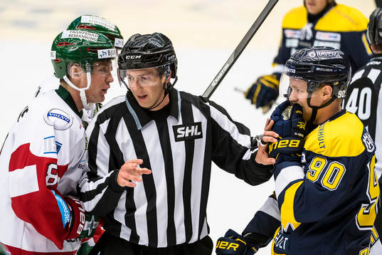 s Ted Brithén. Linjeman Andreas Malmqvist gå emellan