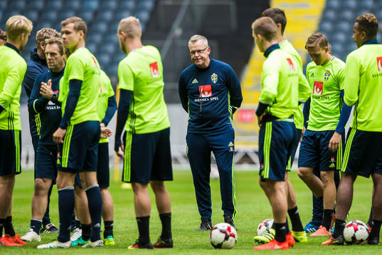 Sveriges förbundskapten Janne Andersson med spelare