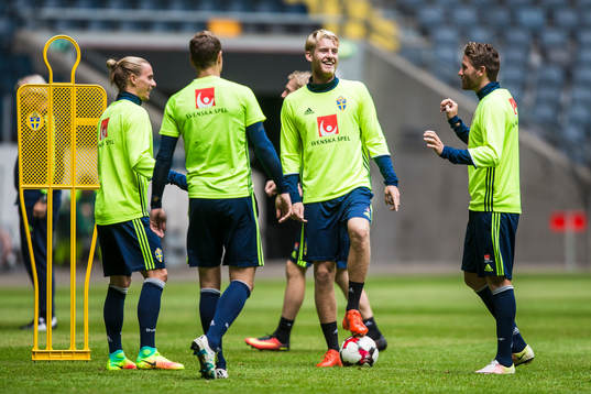 Filip Helander med Niklas Hult , Viktor Claesson och Marcus