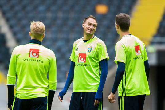 Andreas Granqvist (i mitten) Oscar Wendt och Mikael Lustig