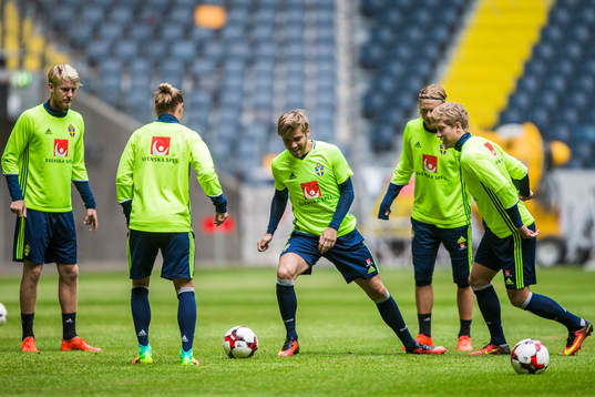 Christoffer Nyman (i mitten) med Filip Helander , Niklas