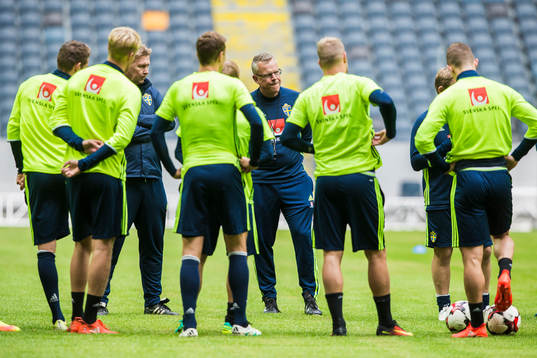 Sveriges förbundskapten Janne Andersson med spelare