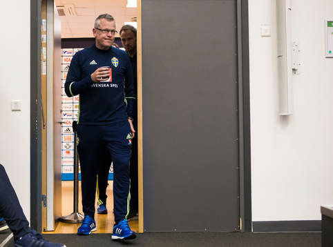 Sveriges förbundskapten Janne Andersson gör entré i