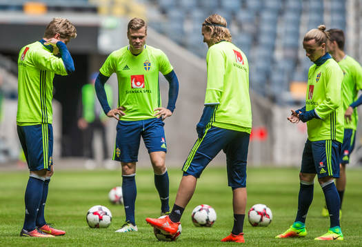 Viktor Claesson med Alexander Fransson , Oscar Hiljemark