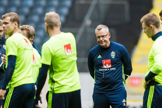 Sveriges förbundskapten Janne Andersson med spelare