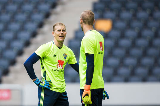 Sveriges målvakt Karl-Johan Johnsson och målvakt Robin