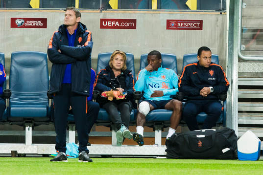 Georginio Wijnaldum med ett bandage över knäunder en
