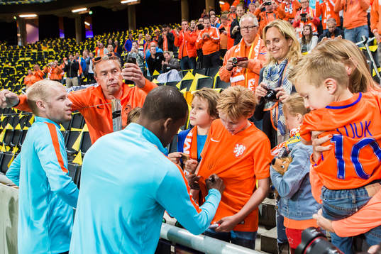 Georginio Wijnaldum skriver autograf