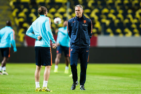 Hollands assisterande tränare Marco van Basten med Daley