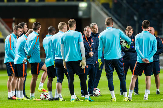 Hollands förbundskapten Danny Blind med spelare