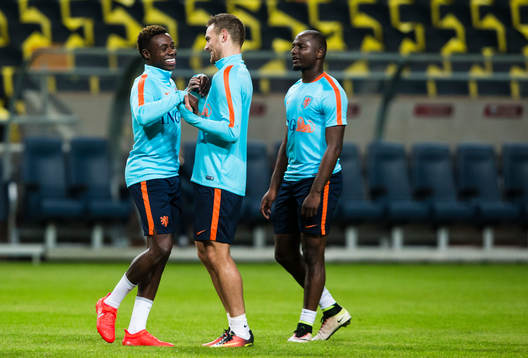 Quincy Promes (v) med Vincent Janssen (m) och Jeffrey Bruma