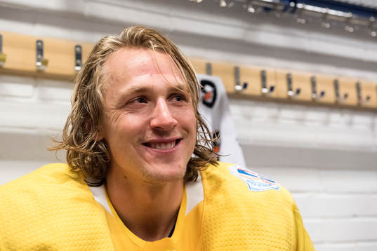Sveriges Carl Hagelin blir intervjuad