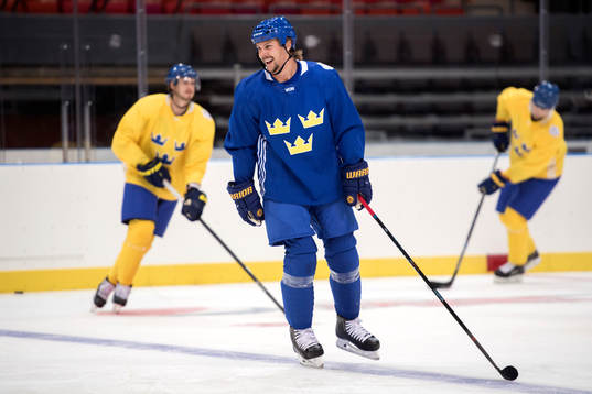 Sveriges Erik Karlsson jublar