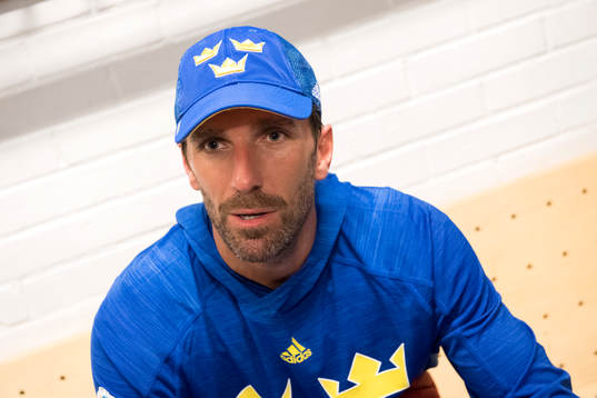 Sveriges målvakt Henrik Lundqvist blir intervjuad