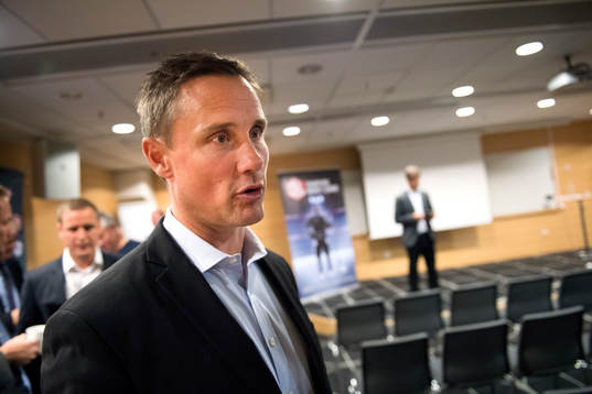 Frölundas tränare Roger Rönnberg blir intervjuad