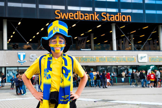 En ung supporter med ansiktsmålning, sverige tröja,