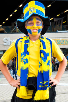 En ung supporter med ansiktsmålning, sverige tröja,