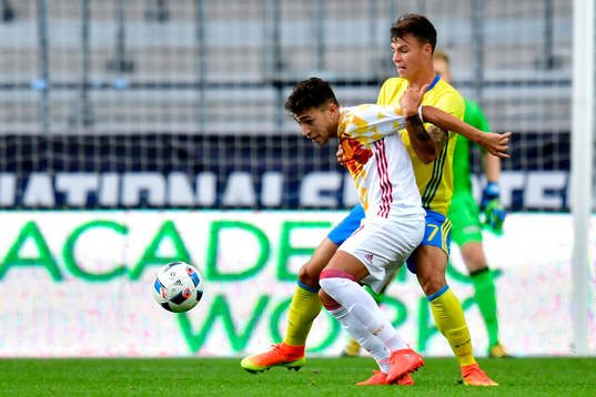 Spaniens Munir El Haddadi  och Sveriges Melker Hallberg