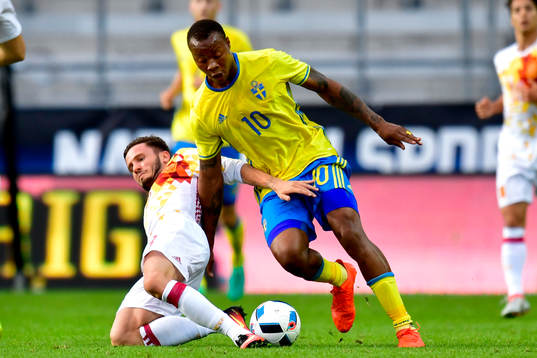 Spaniens Saul Niguez och Sveriges Carlos Strandberg