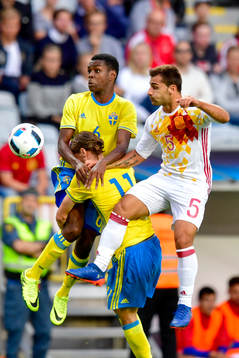 Sveriges Pawel Cibicki och Joel Asoro och Spaniens Jonny