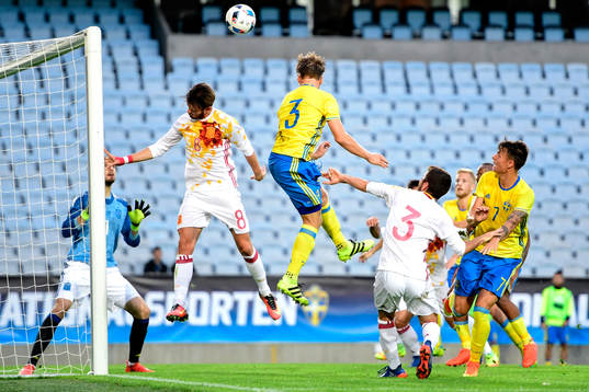 Sveriges Jacob Une Larsson nickar mot Spaniens målvakt Pau