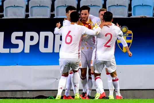 Spaniens Gerard Deulofeu jublar med lagkamraterna