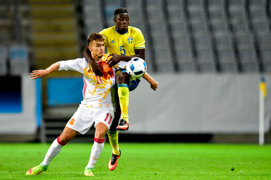 Spaniens Denis Suarez och Sveriges Pa Konate