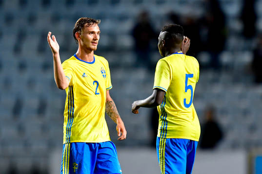 Sveriges Linus Wahlqvist och Pa Konate jublar