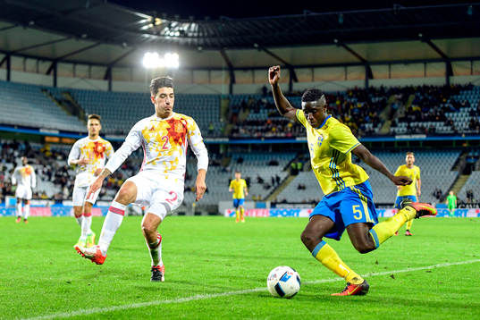 Spaniens Hector Bellerin och Sveriges Pa Konate