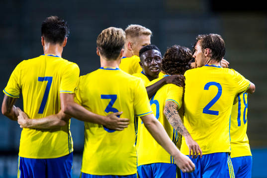 Sveriges spelare med Pa Konate vänd mot kameran jublar