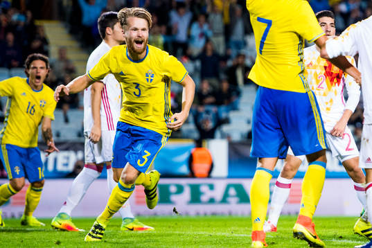 Sveriges Jacob Une Larsson jublar