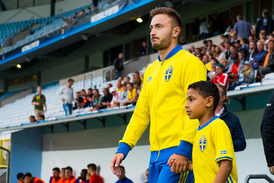 Sveriges Muamer Tankovic kommer ut på plan