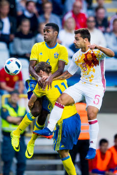 Sveriges Joel Asoro och Pawel Cibicki i kamp om bollen med