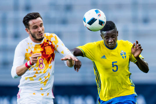 Spaniens Saul Niguez och Sveriges Pa Konate