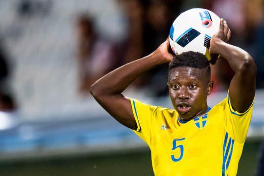 Sveriges Pa Konate lägger ett inkast