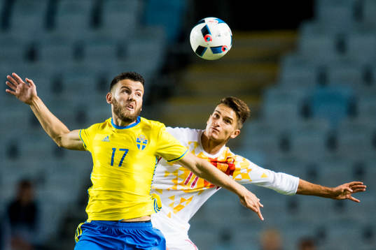 Sveriges Erdal Rakip och Spaniens Denis Suarez