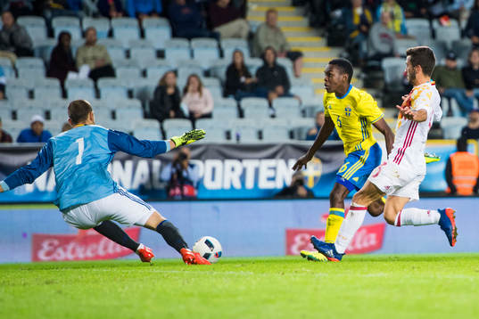 Sveriges Joel Asoro kommer fri mot Spaniens målvakt Pau i